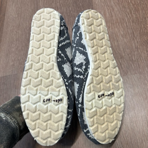 NWT Women's ESPRIT Gray and White Tribal Patterned Shoes Size 6 - Picture 3 of 4